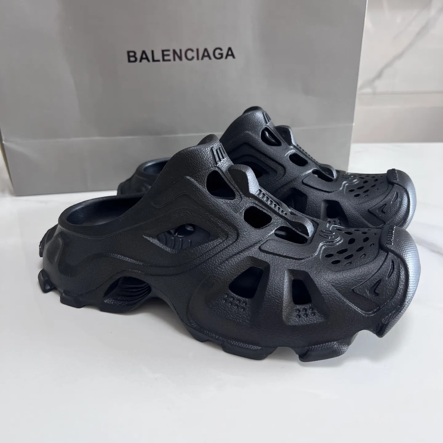 👟👟Ex-factory price 380👟👟 Balenciaga must-have beach shoes for summer. Men's and women's shoes are made of ultra-light 95% (injection molding) EVA plastic, 5% foam plastic foam cushioning material#Ultra-lightweight one-piece foam shoe mold❗New summer product, French high-end luxury brand - Balenciaga BALENCIAGA 3XL Rubber Low Top Sneakers 3XL version series summer beach wading versatile trendy lace-up casual sports hole sandals. Size: 35-46